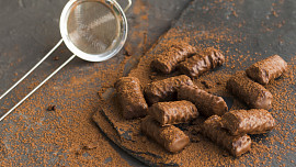 Kakaové trubičky s čokoládovou polevou a krémem vypadají jako malé větvičky