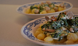 Gnocchi s kuřecím masem, špenátem a sýrovo-smetanovou omáčkou jsou rychlým obědem