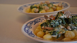 Gnocchi s kuřecím masem, špenátem a sýrovo-smetanovou omáčkou jsou rychlým obědem