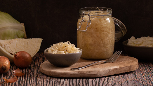 Kolik soli na 1 kg zelí? Připravte si domácí kvašené zelí do sudu