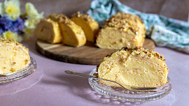 Jak upéct piškotovou roládu? S máslovým krémem a ozdobená oříšky chutná skvostně