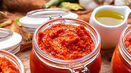 Jak udělat ajvar? Snadný recept na dokonalý balkánský dip z pečené zeleniny