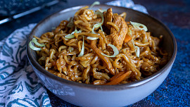 Čínské smažené nudle s kuřecím masem: Vyzkoušejte tradiční asijský pokrm, který příjemně zasytí