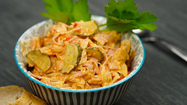 Segedínský salát podle ČSN: Vsaďte na kombinaci salámu se sterilovaným zelím