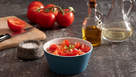 Jak udělat osvěžující rajčatový salát? S  ním bude váš pokrm plný vitamínů
