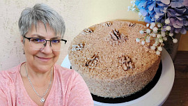 Medovník je moučník z několika plátků medového těsta, plněných sladkým krémem