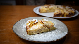 Jablečný vrstvený koláč: Upečte si tento šťavnatý moučník podle videonávodu