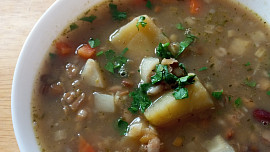 Hrstková polévka bývala pokladem našich babiček. Pochutnejte si také za málo peněz