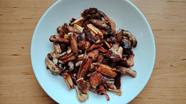 Houbové škvarky z čerstvých lesních hub: Připravte si báječnou sezónní dobrotu