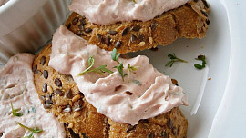 Šunková pěna podle ČSN: Klasika školních svačin je v domácím provedení neodolatelná