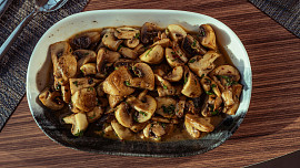 Houbový pekáček: Voňavá dobrota z čerstvých lesních hub, smetany a koření