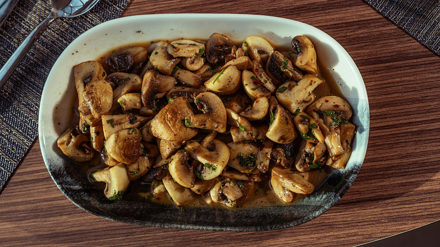 Houbový pekáček: Voňavá dobrota z čerstvých lesních hub, smetany a koření