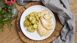 Jak uvařit kuřecí prsa s omáčkou? O pestré dochucení se postará hořčičná omáčka