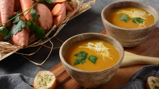 Hřejivá batátovo-mrkvová polévka se zázvorem a pomerančem: Vydejte se na vlnu chutí Hřejivá batátovo-mrkvová polévka se zázvorem a pomerančem: Vydejte se na vlnu chutí