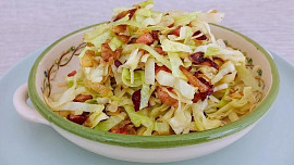 Moravský zelný salát podle ČSN: Ozvláštněte salát rozškvařenou slaninou