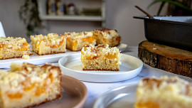 Ovocný tvarohový koláč s křupavou drobenkou: S videoreceptem ho zvládnete skvěle