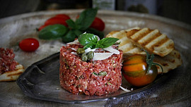 Chyby při přípravě tataráku: Čerstvost masa je stejně důležitá jako jeho ochucení