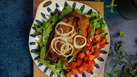 Jak připravit řízky naruby? Ochutnejte lákavé řízky zapečené se slaninou a cibulí