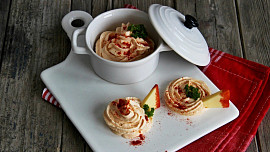 Pomazánka Palivec podle ČSN: Nadýchaný tvaroh je prostoupený chutí piva a papriček