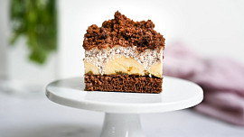 Jak upéct krtkův dort? Smetanovou náplň s kousky banánů a čokolády si zamilujete