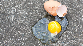 Jak oddělit žloutky od bílků? Videonávod vás naučí 4 způsoby a příště budete mistry