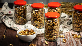 Jak zavařit ořechová jádra? Jsou trvanlivá a ve sklenicích jim nehrozí škůdci a plíseň