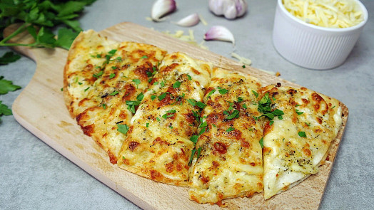 Horkovzdušná fritéza: Připravte si s námi sýrovou tortillu à la garlic bread Horkovzdušná fritéza: Připravte si s námi sýrovou tortillu à la garlic bread