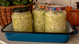 Babiččina kuchyně a kysané zelí ve sklenicích jako zimní zásobárna vitamínů