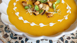 Dýňová polévka z pečené dýně: Pečením zvýrazníte chuť hlavní suroviny v polévce