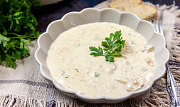 Jak uvařit nejlepší houbovou omáčku? Jednoduchý videorecept vás provede postupem