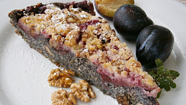 Cuketový koláč s mákem a švestkami: Upečte podzimní moučník plný chuti