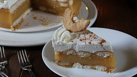 Jak udělat jablečný dort? Nejjednodušší nepečený recept vhodný i pro lenochy