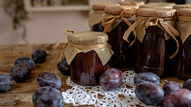 Jak uvařit švestková povidla s octem? Z posledních švestek jsou nejsladší