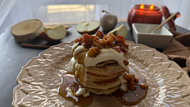 Jablečné lívance jsou lahodným podzimním moučníkem. Zkuste je podle videonávodu