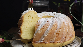 Jak upéct tvarohovou bábovku? Zkuste vláčnou a nadýchanou podle hrnkového receptu