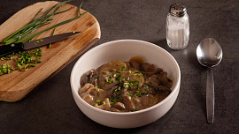 6 častých chyb při vaření houbové omáčky: Pozor na gumové houby i nevýraznou chuť