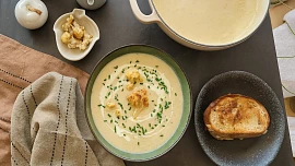 Tento krém z pečeného květáku udělá trouba za vás. Zkuste ho podle videonávodu