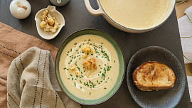 Tento krém z pečeného květáku udělá trouba za vás. Zkuste ho podle videonávodu