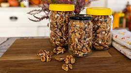 Ořechy uchováte díky zavaření v mikrovlnce. Hravě to zvládnete podle videonávodu