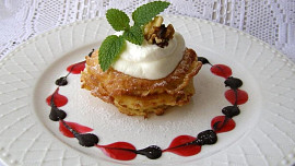 Jablka v těstíčku jsou smažený moučník připravený během několika minut Jablka v těstíčku jsou smažený moučník připravený během několika minut