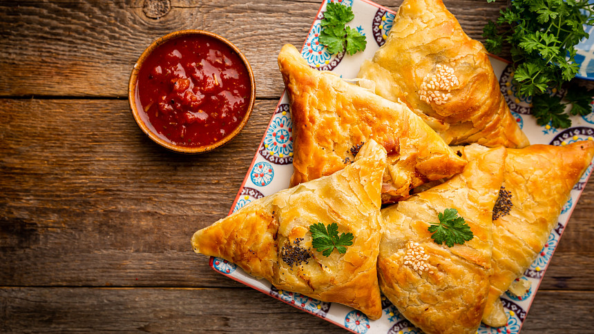 Indické taštičky samosa jsou smaženou pochoutkou podávanou s čatní a raitou