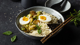 Asijská polévka výborně zahřeje v chladných dnech. Můžeme si ji připravit i sami