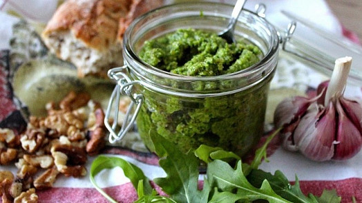 Zbyla vám zeleninová nať? Podívejte se na tipy, jak z ní vykouzlit skvělé pesto