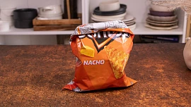 Konec navlhlých chipsů. Videonávod ukáže, jak pevně uzavřít sáček s brambůrky