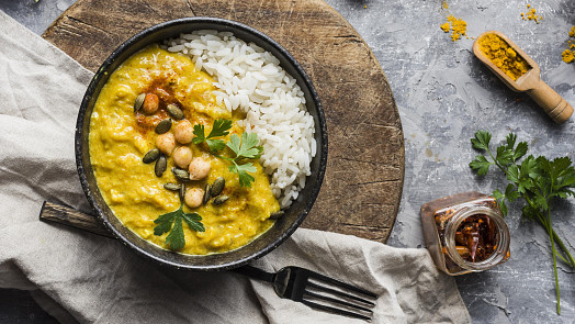 Co je raita a jak ji připravit? Svěží omáčka snižuje pálivost kořeněných jídel