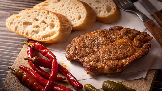 Jak připravit krkovici na grilu? Pochutnejte si na šťavnatém masu v marinádě