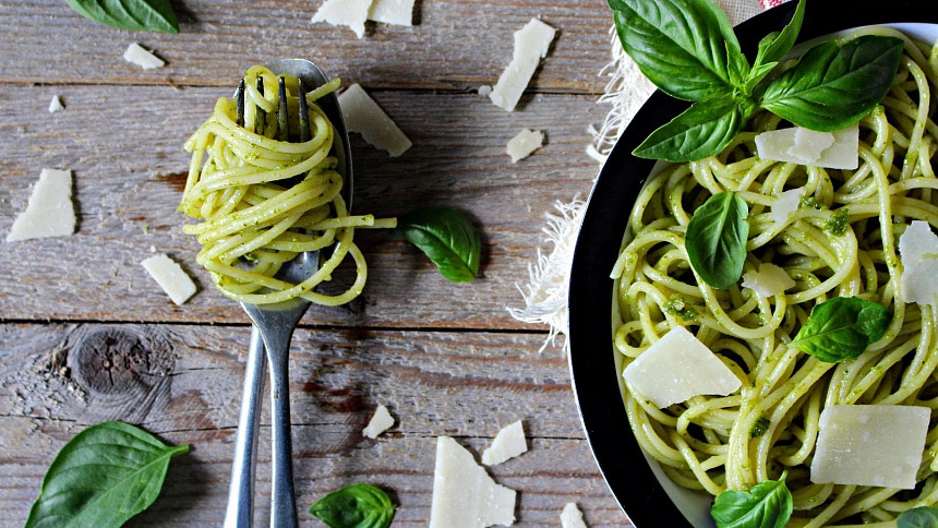 Chcete uvařit rychlé a zdravé jídlo? Zkuste těstoviny s bazalkovým pestem