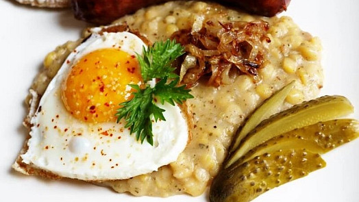 Jak vylepšit hrachovou kaši? Příjemně vás překvapí kombinace s osmaženou cibulkou