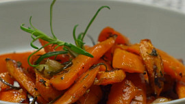 Pečená bylinková mrkev: Připravte si chuťově výraznou přílohu k různým pokrmům