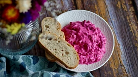 Salát z červené řepy, cibule a jogurtu: Je osvěžující, chutný a nepochybně i zdravý